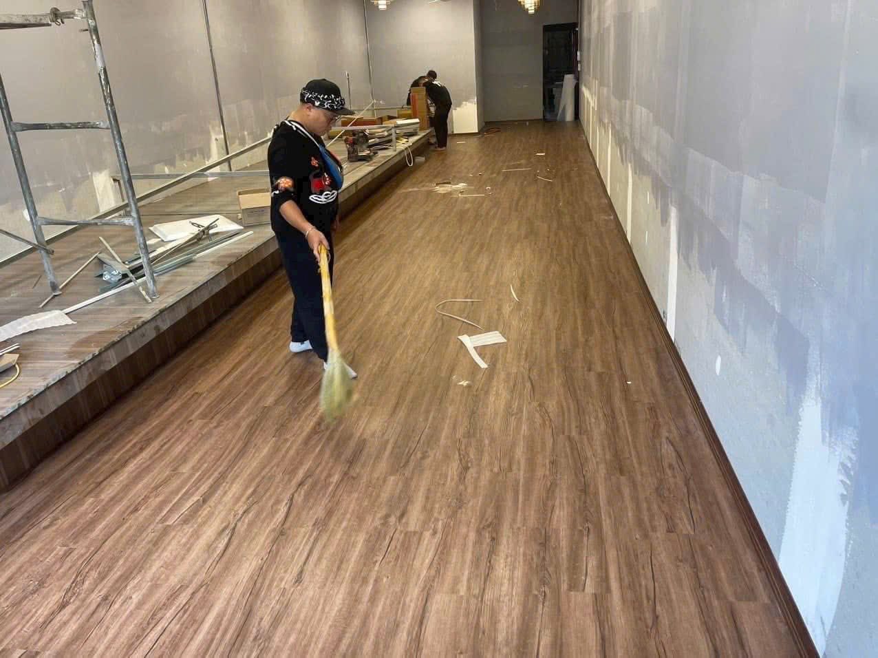 Đội ngũ thi công sàn nhựa giả gỗ chuyên nghiệp Xuyên Việt Group
