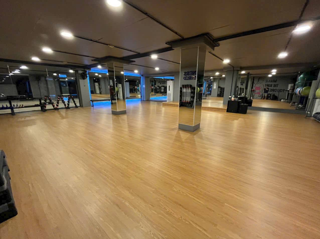 Thi công sàn nhựa giả gỗ bền đẹp cho phòng tập Gym tại Gia Lâm