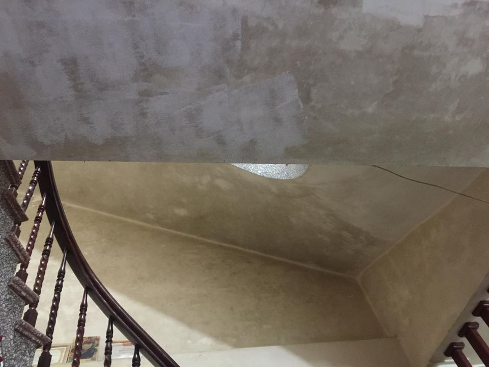 Tường nhà cũ tại Ba Đình bị ngấm nước mưa gây ẩm dột rêu mốc đen loang lổ