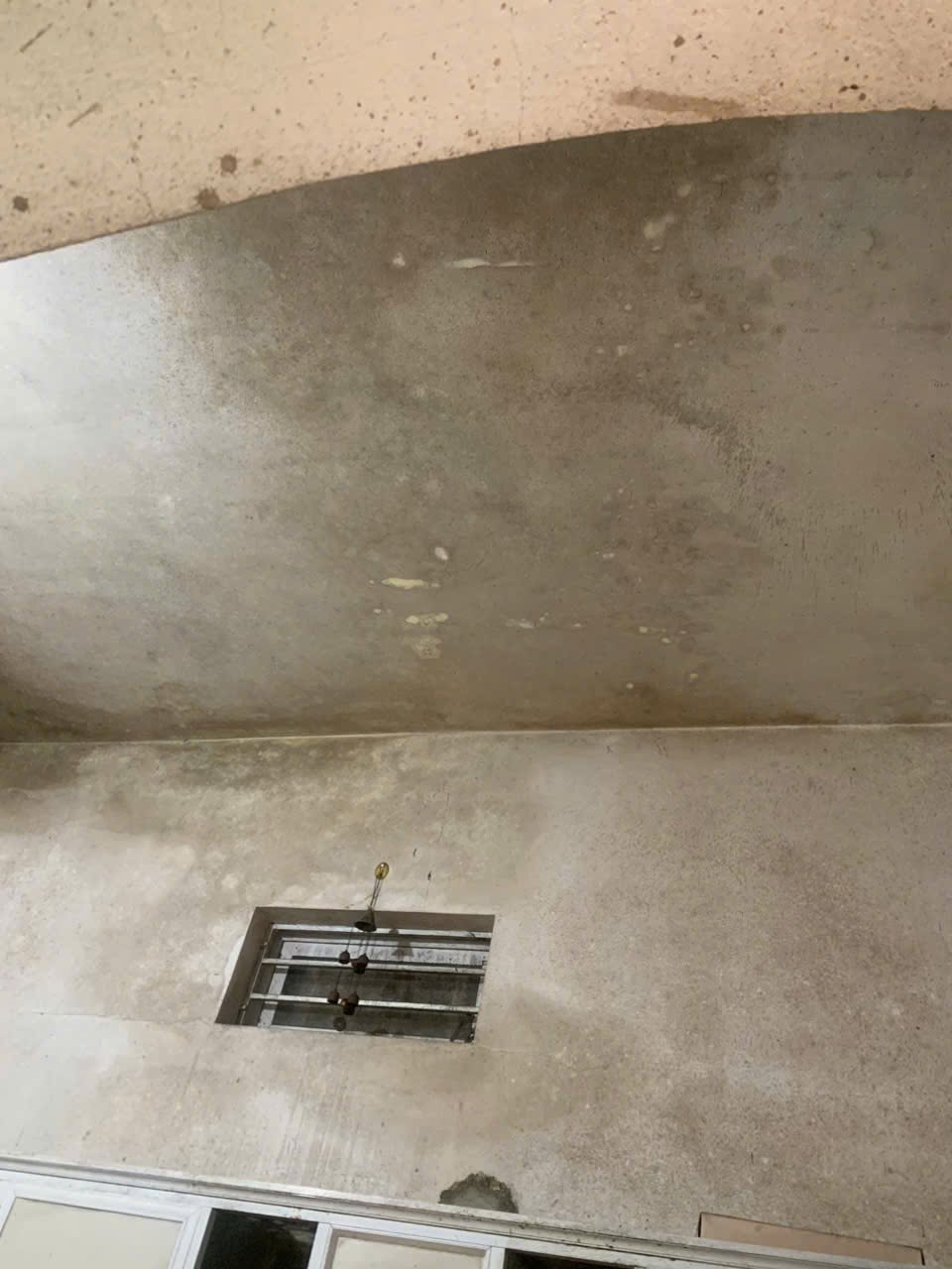 Hình ảnh tường nhà ẩm mốc đen bong tróc do thời tiết nồm ẩm tại Thanh Oai