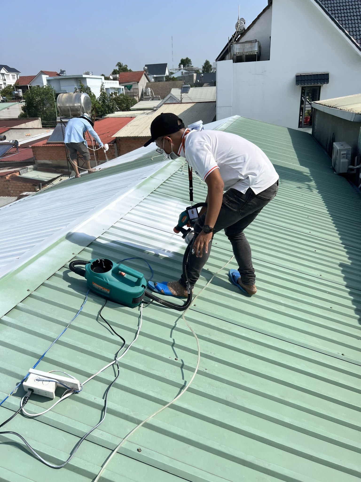Thợ chống nóng mái tôn chuyên nghiệp đang thi công tại Thanh Xuân