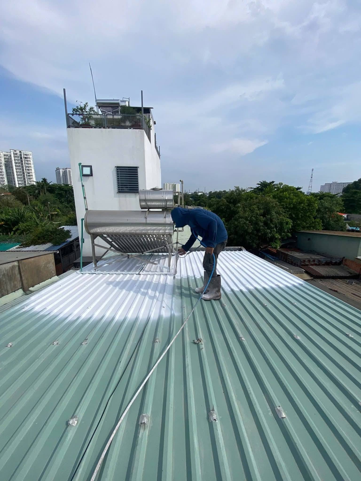 Thi công phun sơn chống nóng mái tôn tại Hà Nội cho hộ gia đình