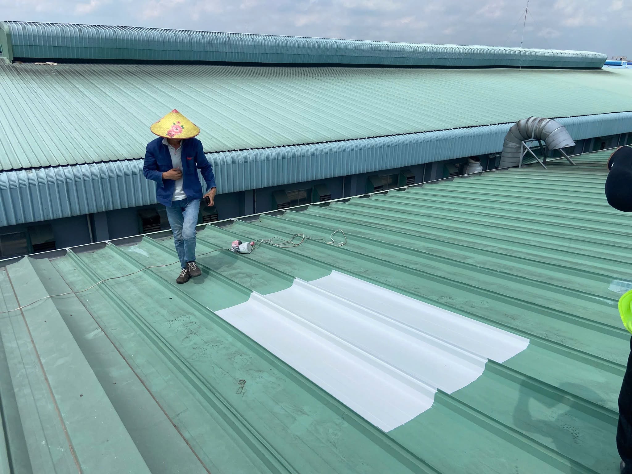 Thi công chống nóng mái tôn nhà xưởng tại Hà Nội quy mô lớn