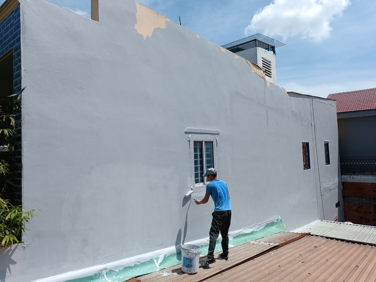 Thợ Xuyên Việt Group xử lý hiện tượng thấm dột tường nhà tại Quận 3