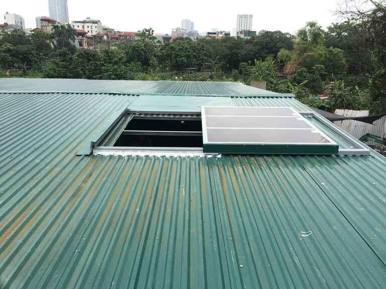 Mái tôn bị nóng hầm hập vào mùa hè tại khu vực Cầu Giấy Hà Nội