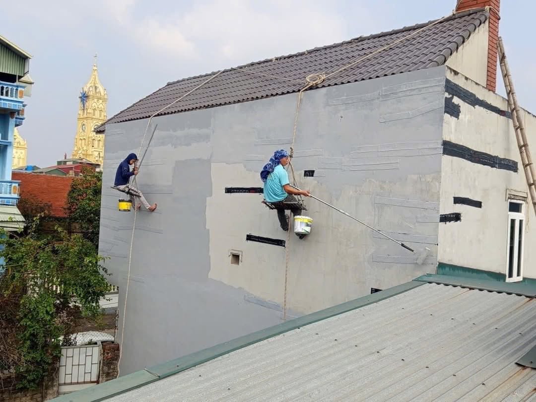 Thợ chống thấm dột tphcm đu dây lăn sơn chống thấm ngoài trời