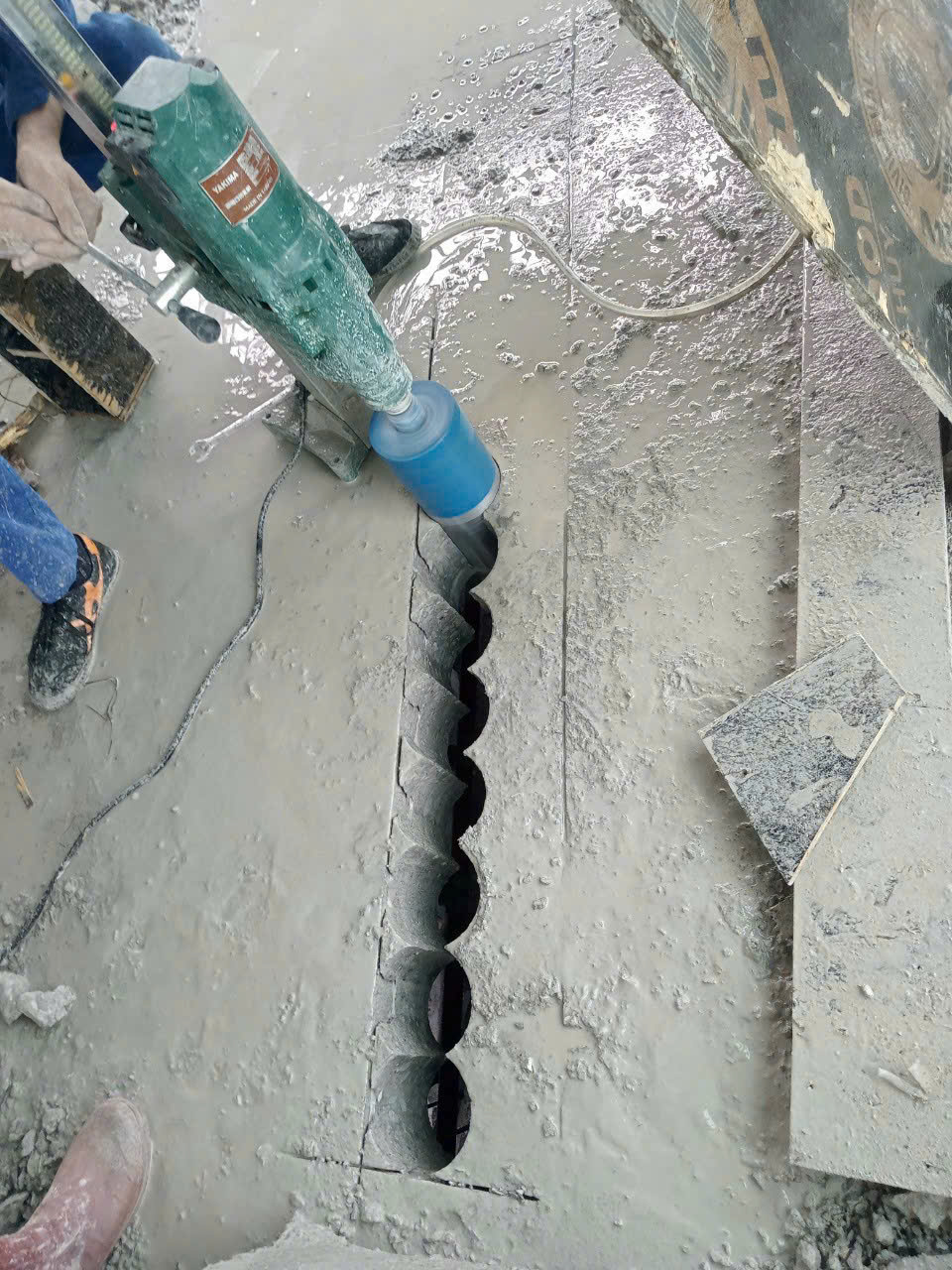 Thợ thi công khoan rút lõi bê tông xuyên sàn uy tín chuyên nghiệp
