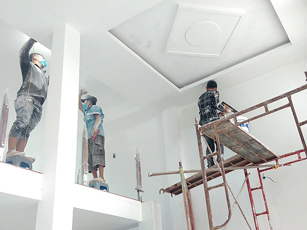 Quy trình dịch vụ sơn nhà chuyên nghiệp gồm vệ sinh, chống thấm, sơn lót và sơn phủ hoàn thiện