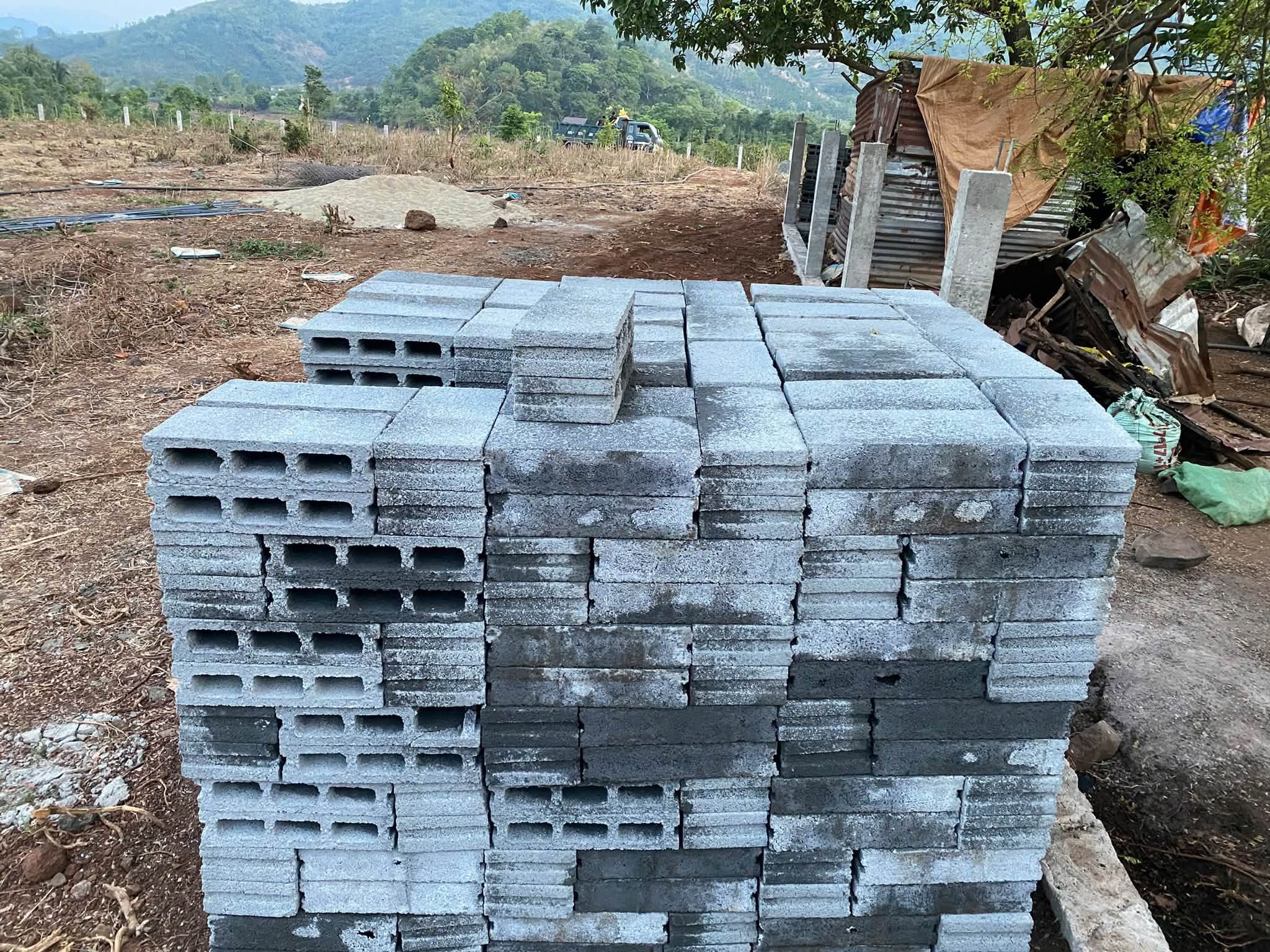 Gạch không nung bê tông rỗng chất lượng cao, sẵn sàng giao hàng tận công trình