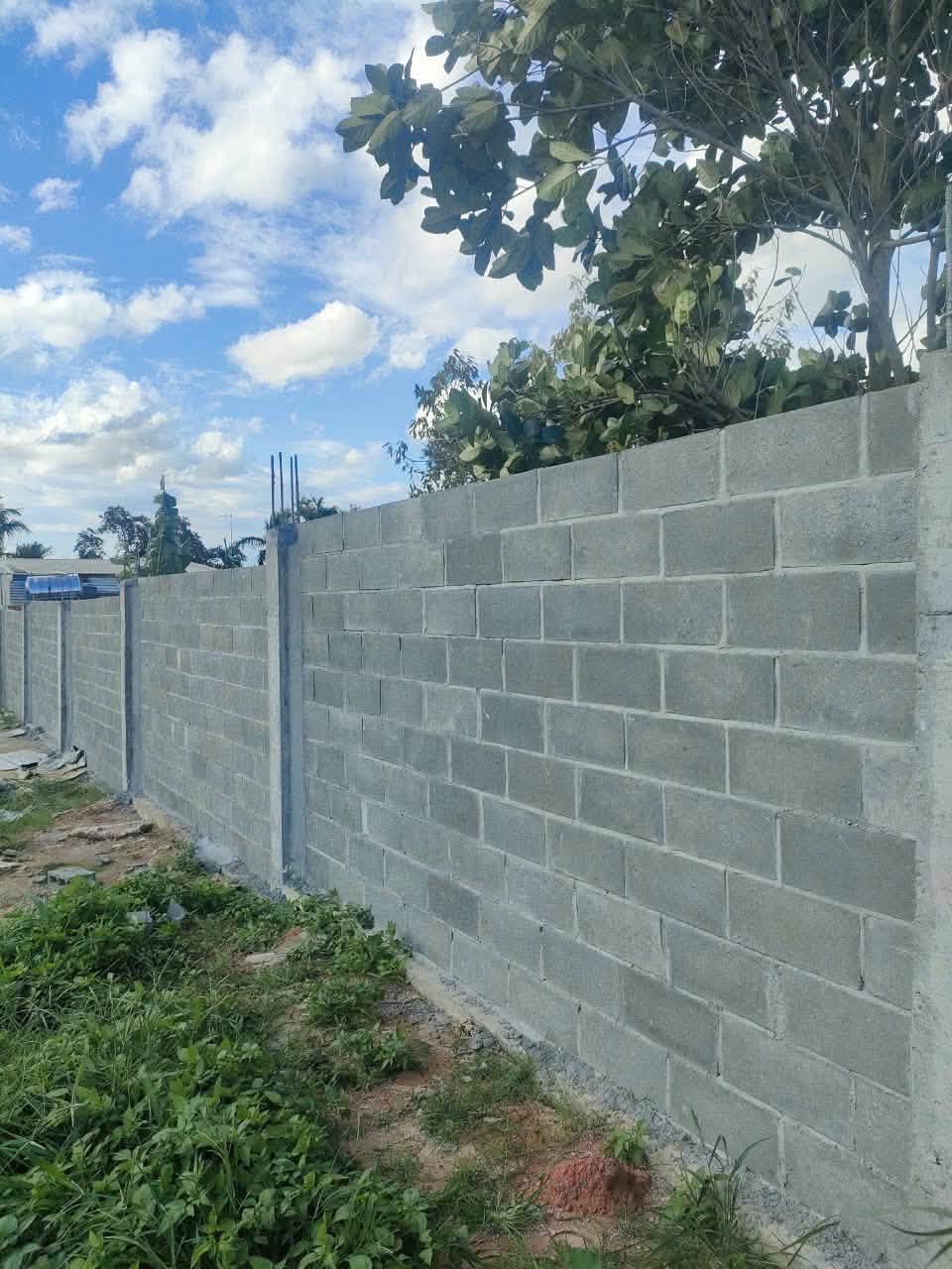 Tường rào xây bằng gạch block bê tông không nung kiên cố cho công trình