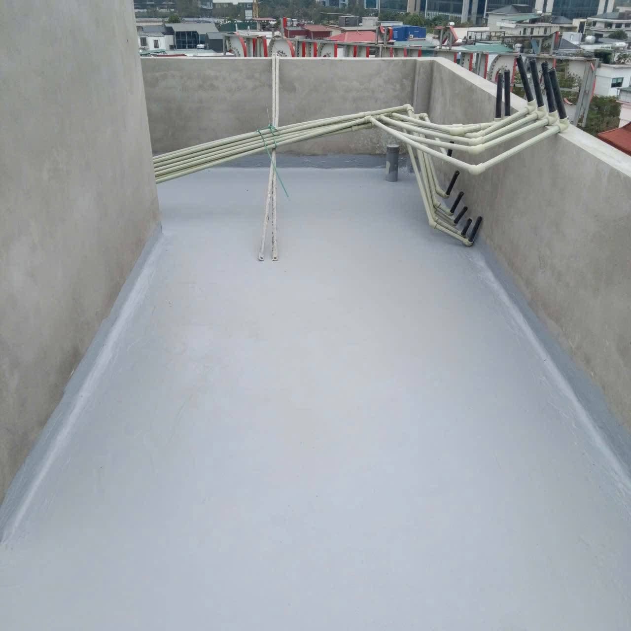 Thợ chống thấm ban công xử lý khe nứt sàn, chống thấm chân tường và bảo hành 5–10 năm