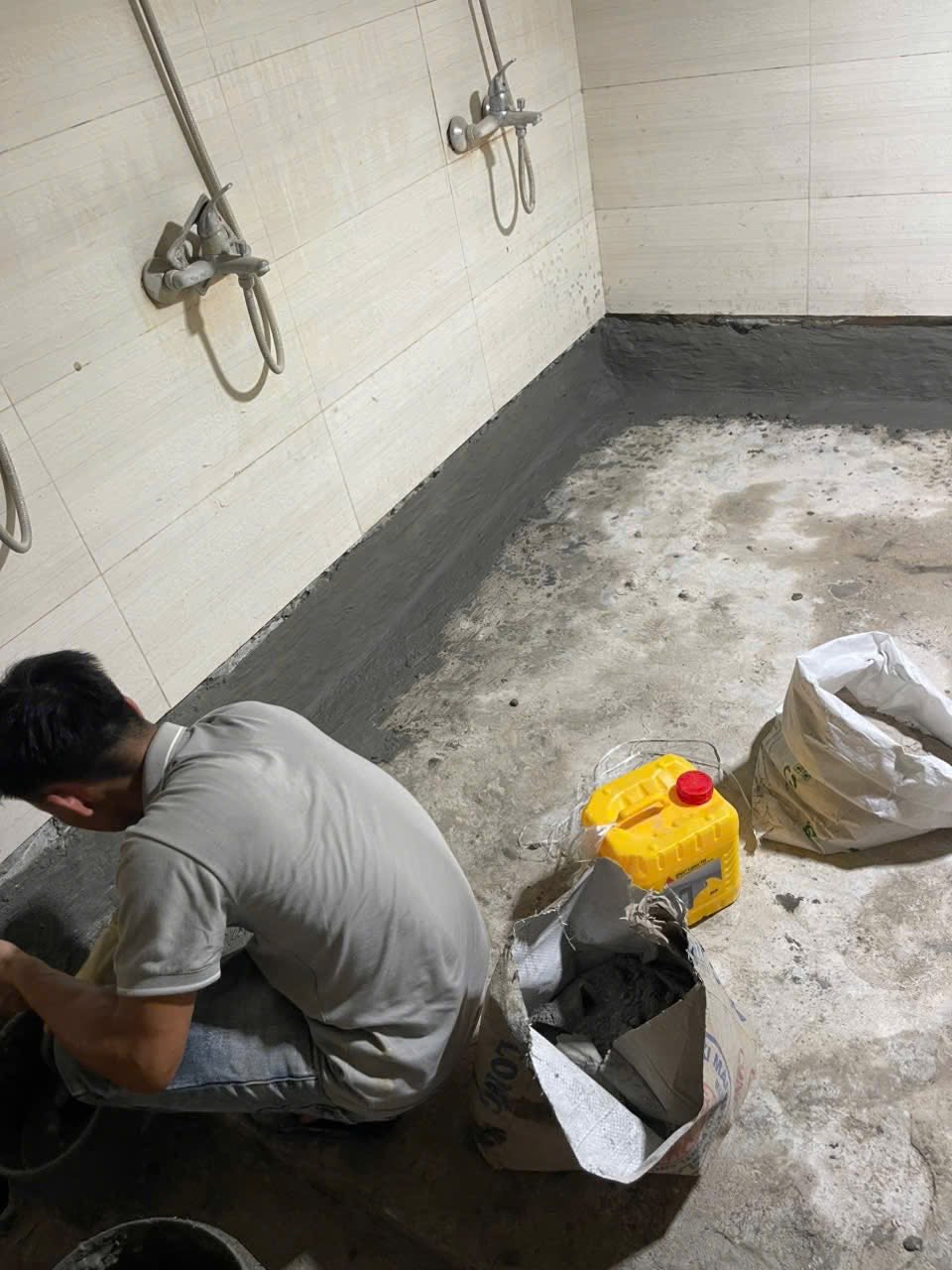 Thợ chống thấm uy tín tại Bình Dương thi công quét chất chống thấm đúng kỹ thuật