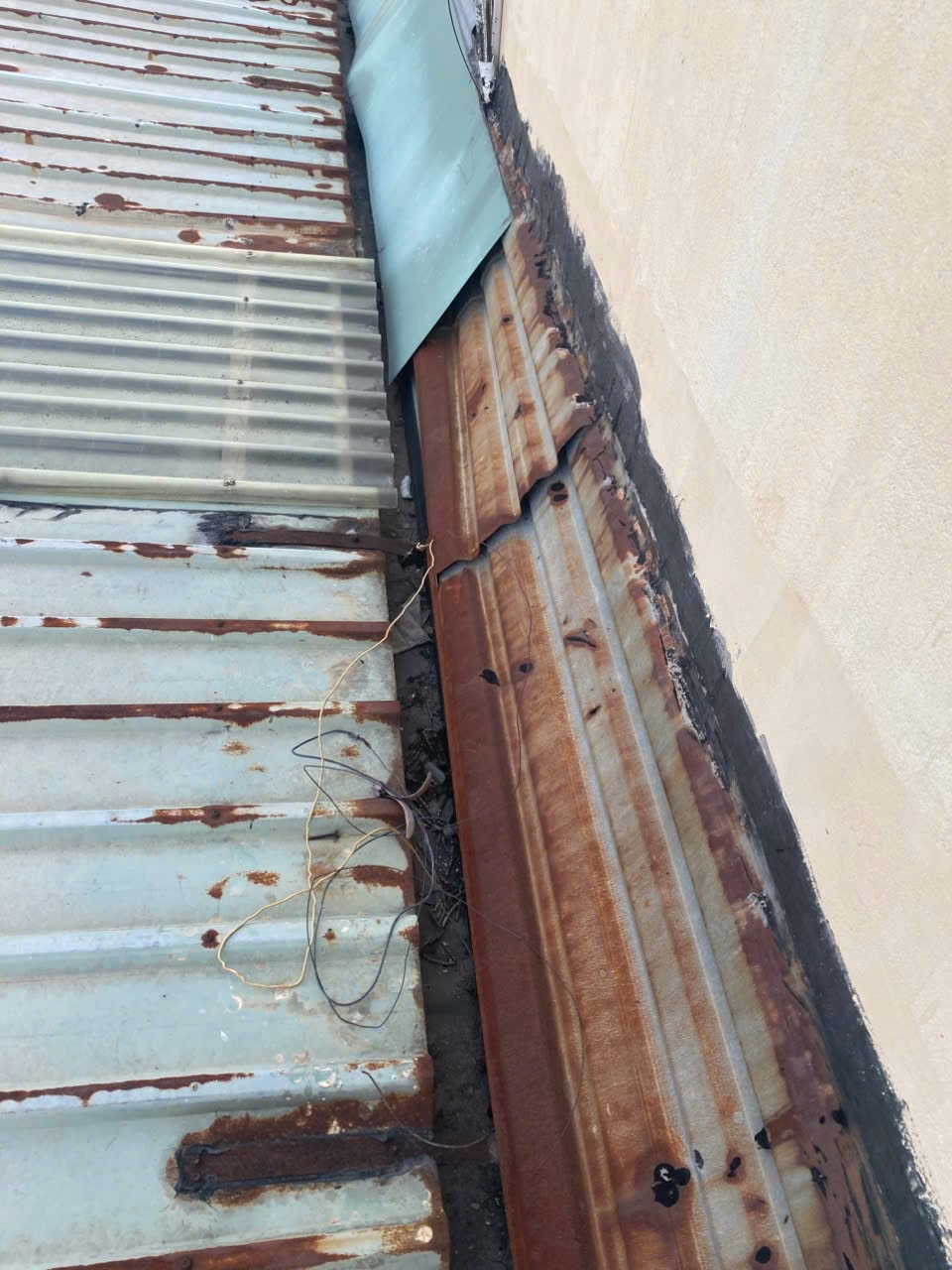 Rỉ sét mái tôn nặng do tác động của thời tiết khắc nghiệt
