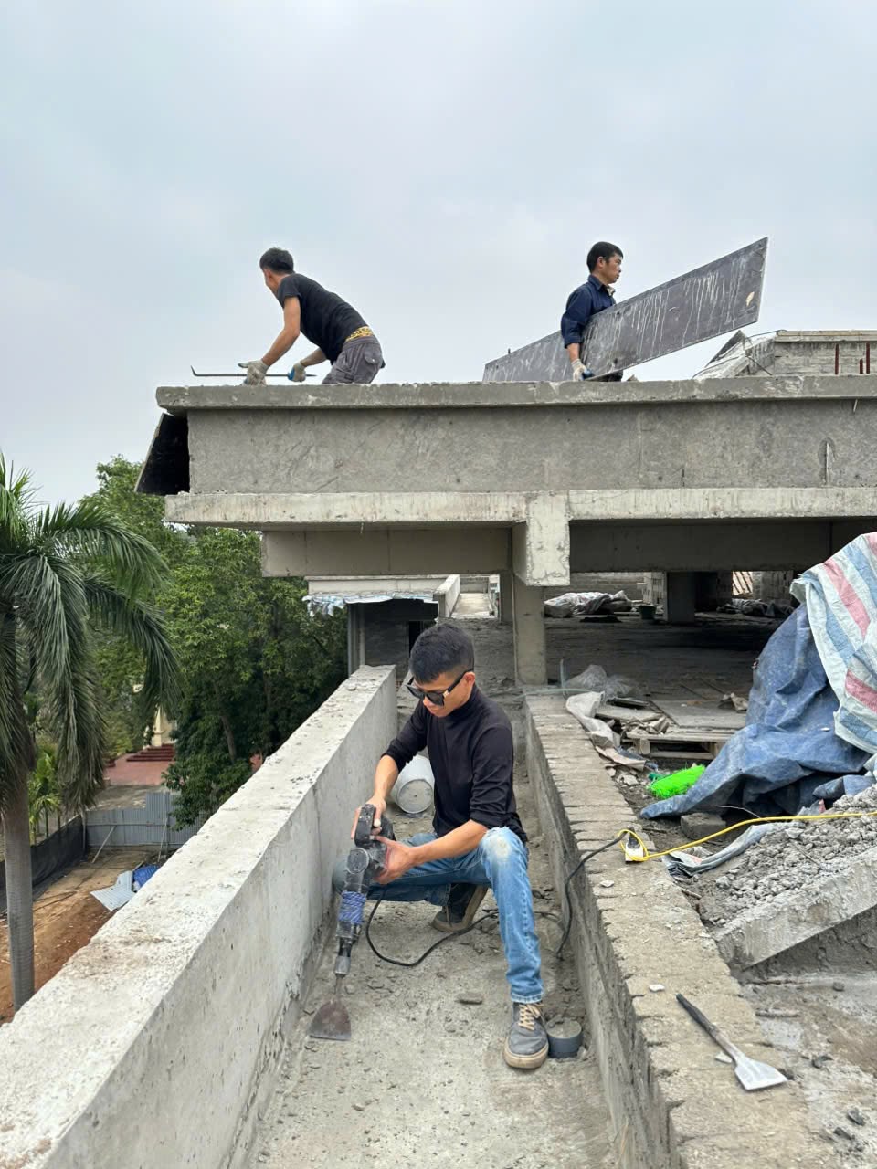 Vệ sinh bề mặt trước khi thi công từ đơn vị chống thấm tại Vũng Tàu uy tín