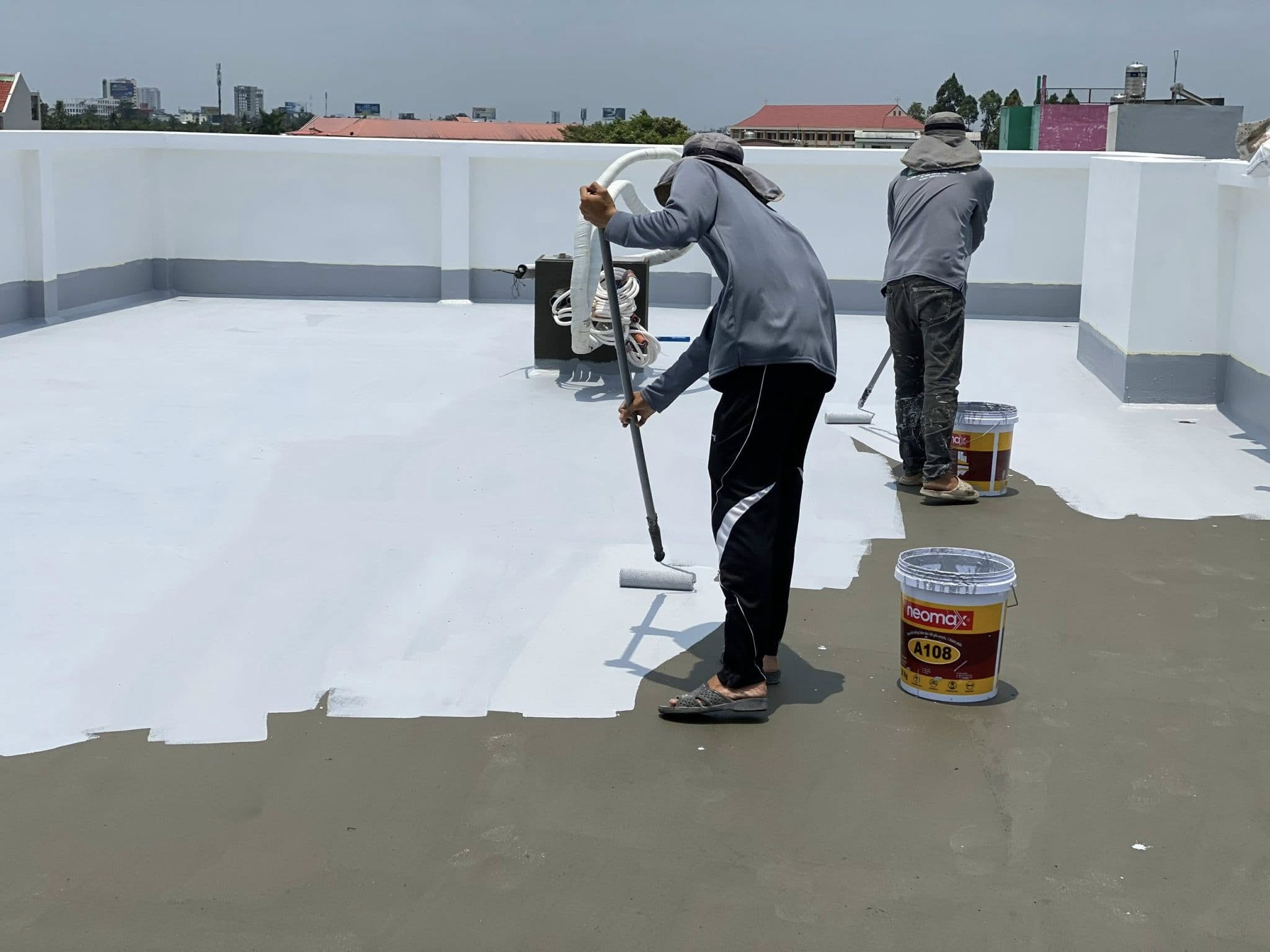 Quét lớp chống thấm theo đúng định mức của vật liệu